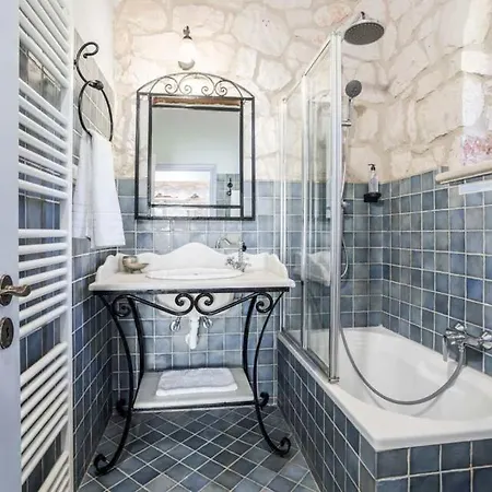 Niovi Aresti Villa *