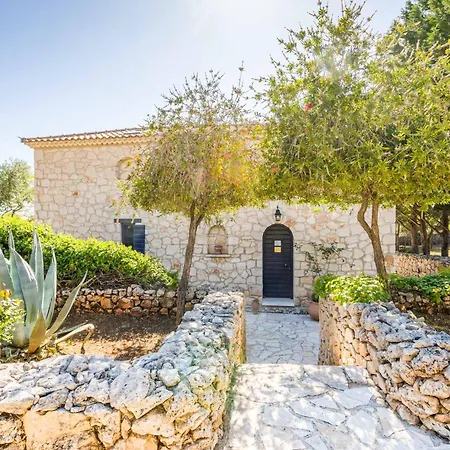 Niovi Aresti Villa *